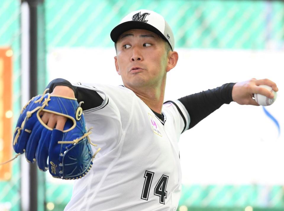 　ブルペンで投げ込む小島（撮影・棚橋慶太）