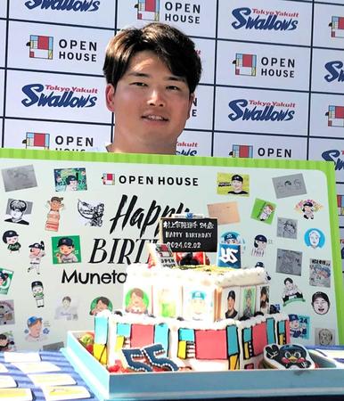 　チームトップスポンサー「オープンハウス」から特製ケーキが贈られ、２４歳の誕生日を祝われた村上