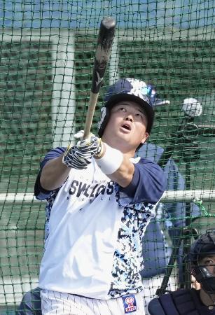 　打撃練習するヤクルト・村上＝浦添