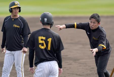 　走塁練習の指導をする臨時コーチの赤星憲広さん（右）＝宜野座