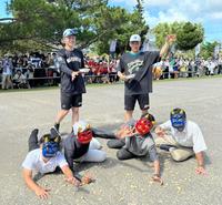 　勢いよく鬼に豆をまく小島（右）と種市