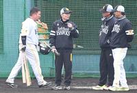 　屋外でのフリー打撃を終え、見守った（右から）小久保監督、城島会長付特別アドバイザー、王会長を横目に引き揚げる山川（撮影・高部洋祐）