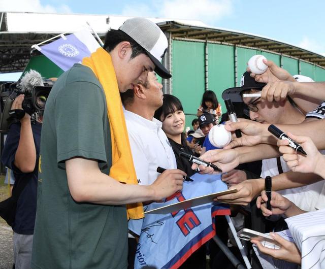 ロッテ 佐々木朗希が今キャンプ初の即席サイン会 色紙やボールを持った