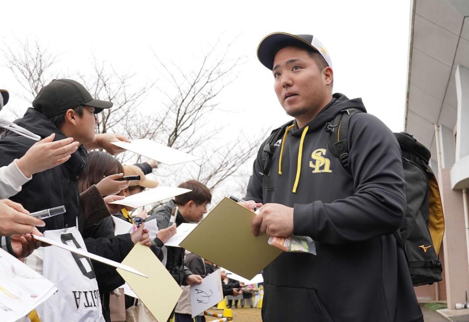 　ファンにサインする山川