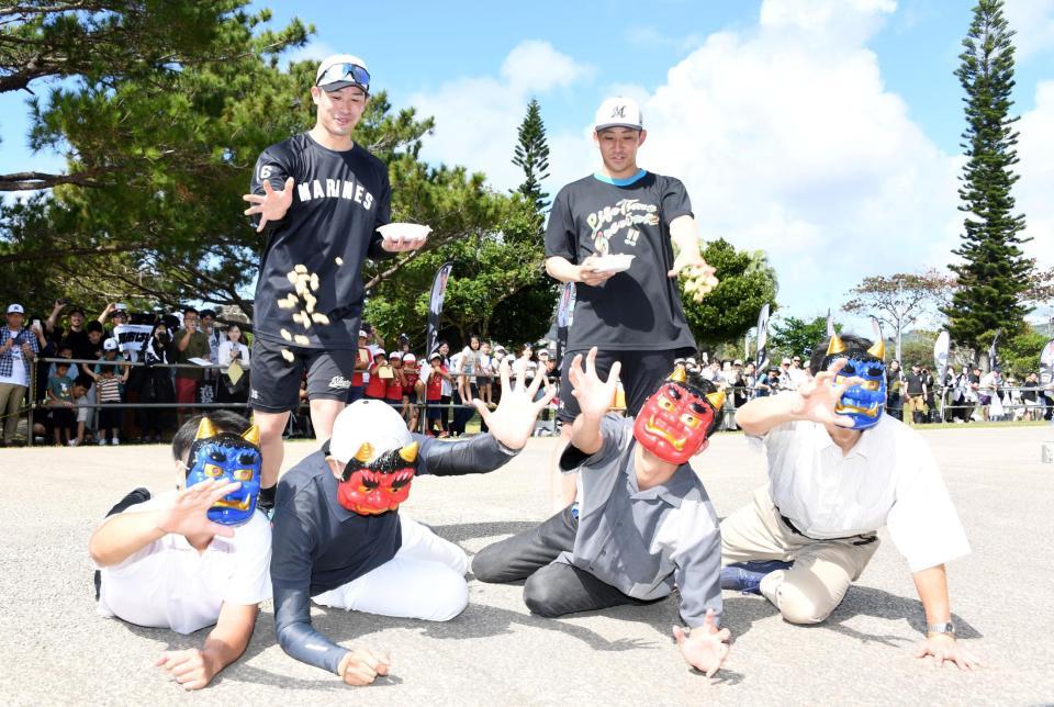 　節分の豆まきをする種市（左）と小島（撮影・棚橋慶太）