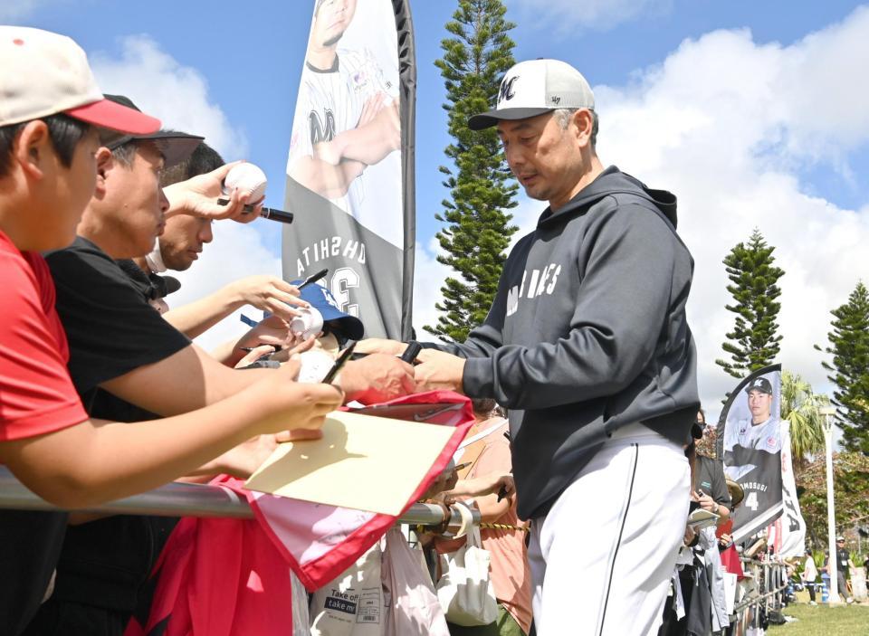 　ファンにサインする吉井監督