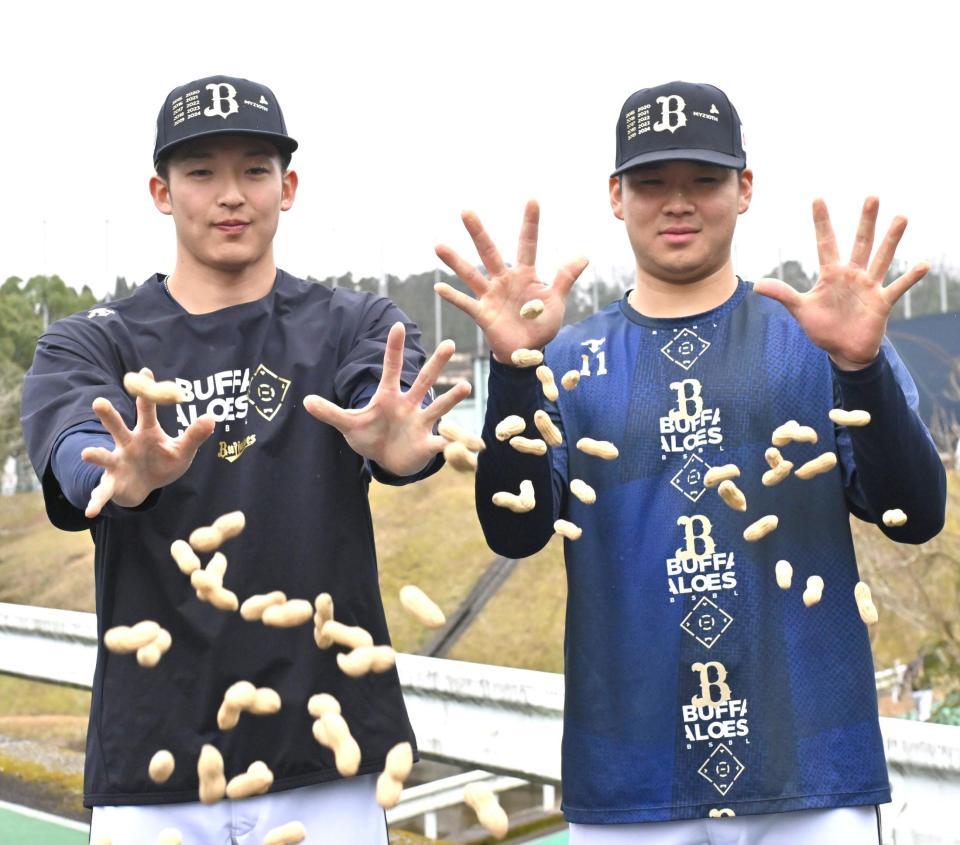 　豆をまく山崎と山下（右）＝撮影・北村雅宏