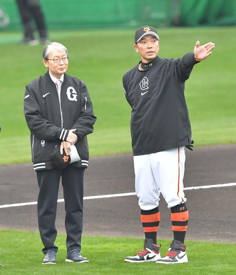 　山口オーナー（左）と話す阿部監督（撮影・西岡正）