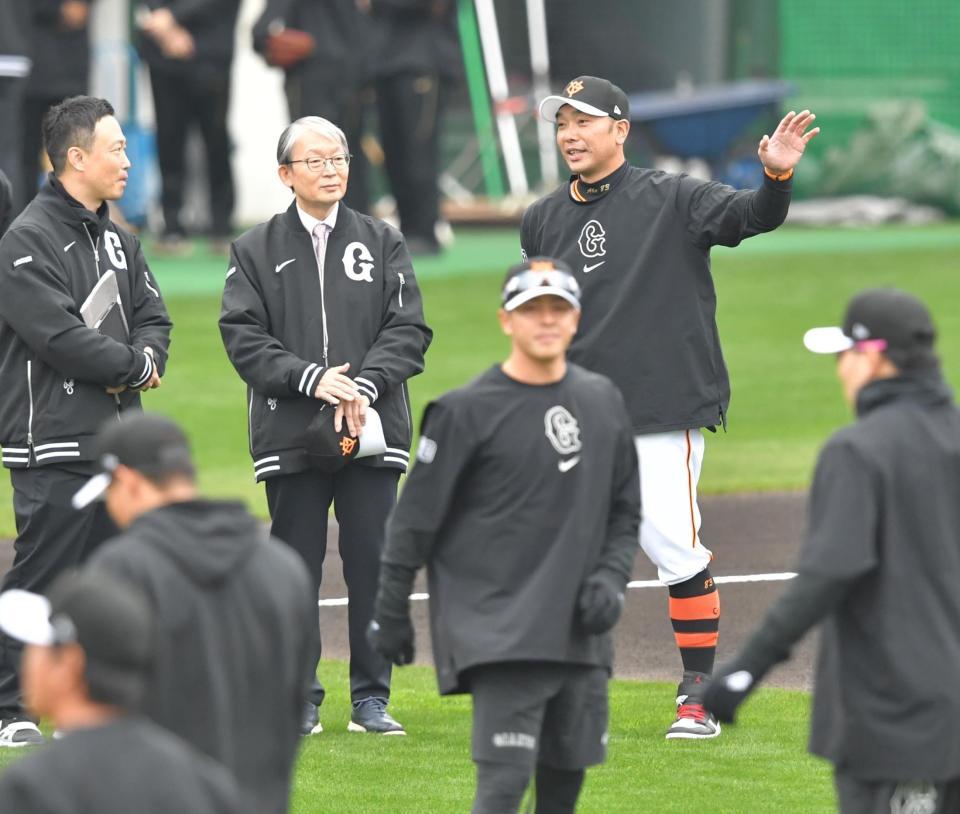 　山口オーナー（左から２人目）と話す阿部監督（撮影・西岡正）