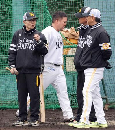 　打撃練習を終えた山川。（右から）小久保監督、城島アドバイザー。左端は王会長