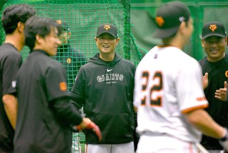 　笑顔で第１クールを締めくくった桑田２軍監督（中央）＝撮影・西岡正