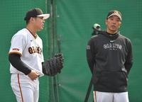 　ブルペン投球を終え、阿部監督（右）と話す馬場（撮影・西岡正）