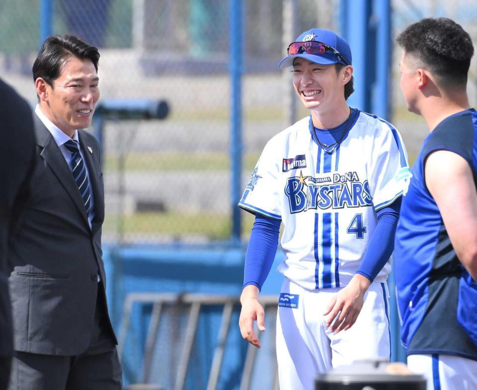 　侍ジャパン・井端監督（左）に笑顔であいさつする度会（撮影・伊藤笙子）