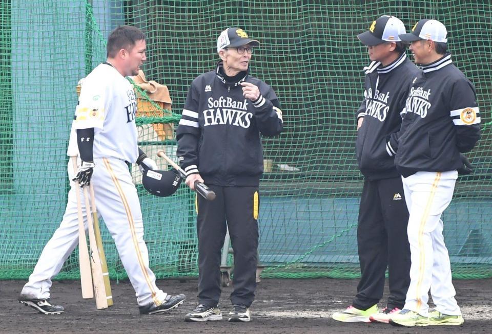 　屋外でのフリー打撃を終え、見守った（右から）小久保監督、城島会長付特別アドバイザー、王会長を横目に引き揚げる山川＝３日