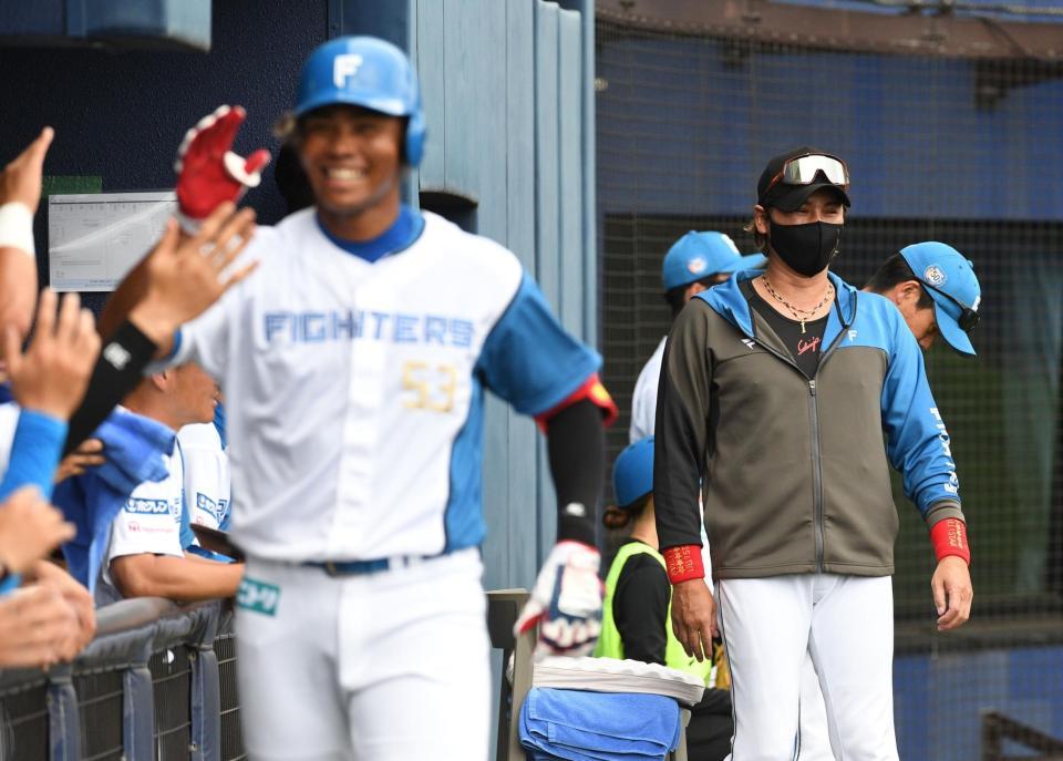 　２回、水谷のソロに喜ぶ新庄監督（撮影・佐々木彰尚）