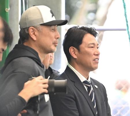 　ブルペンで吉井監督（左）と話す侍ジャパン・井端監督＝２月４日