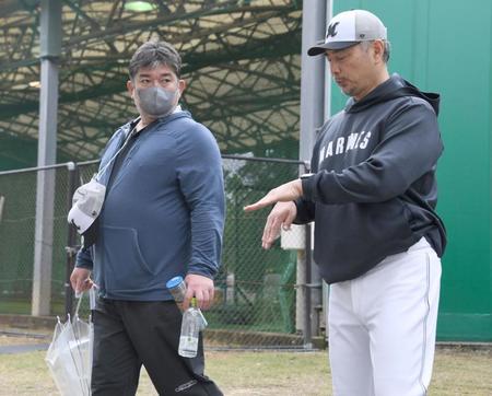 　吉井監督（右）と話す野茂英雄氏（撮影・棚橋慶太）