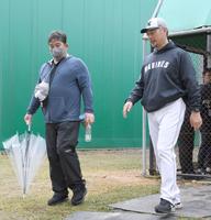 　吉井監督（右）と話す野茂英雄氏（撮影・棚橋慶太）