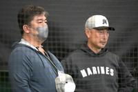 　吉井監督（右）と話す野茂英雄氏（撮影・棚橋慶太）