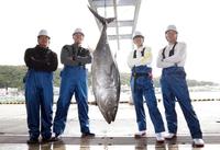 　釣り上げられたマグロとともに笑顔を見せる（左から）石上、松本、度会、井上