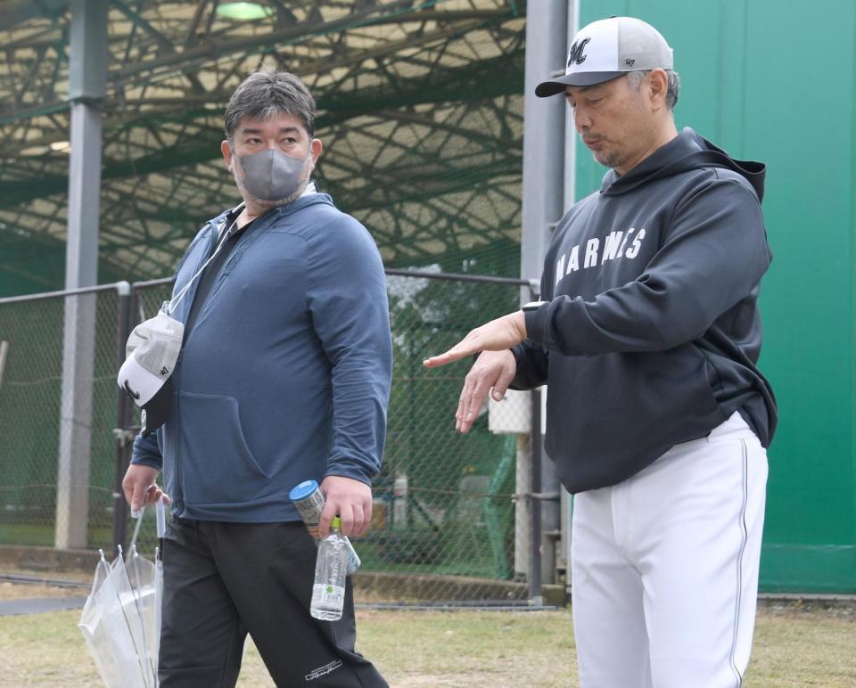 　吉井監督（右）と話す野茂英雄氏（撮影・棚橋慶太）