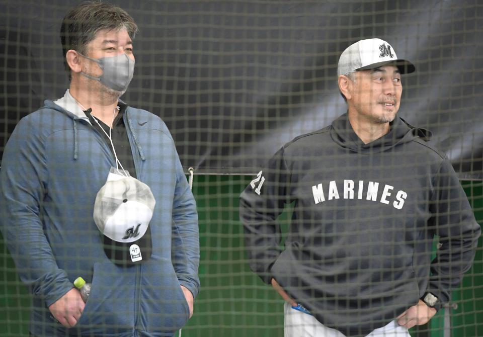 　野茂英雄氏（左）と話す吉井監督（撮影・棚橋慶太）