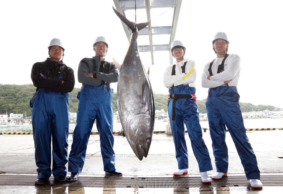 　釣り上げられたマグロとともに笑顔を見せる（左から）石上、松本、度会、井上