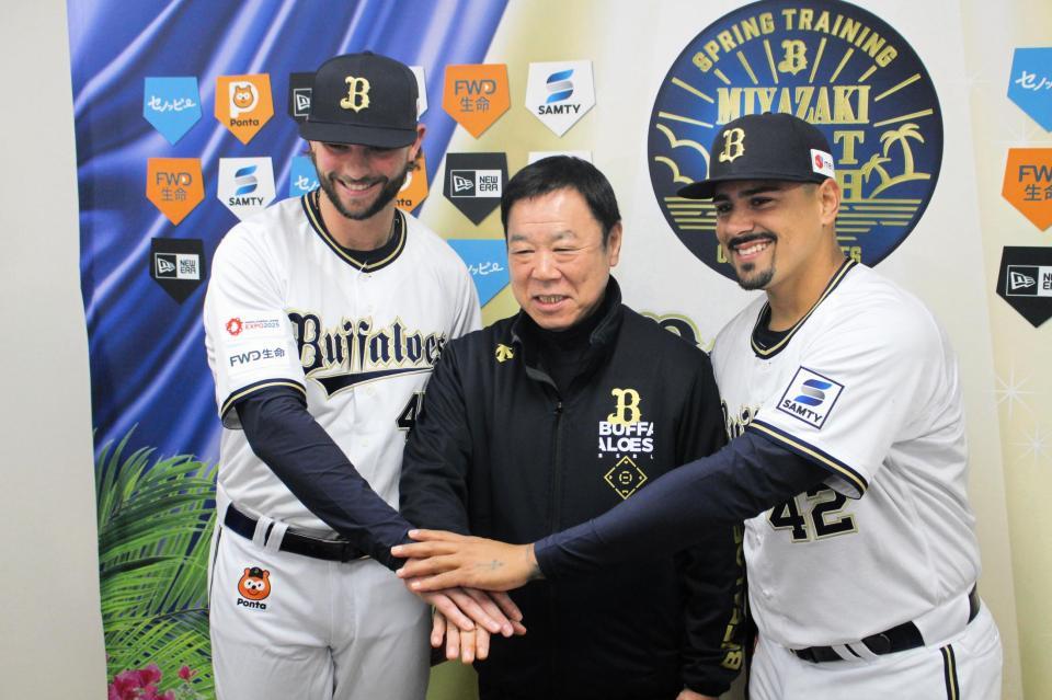 　会見を終え撮影する（左から）トーマス、福良ＧＭ、マチャド