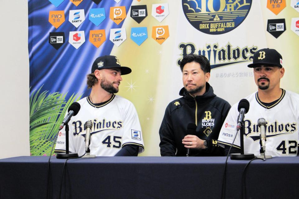 　入団会見に臨むトーマス（左）、マチャド（右）