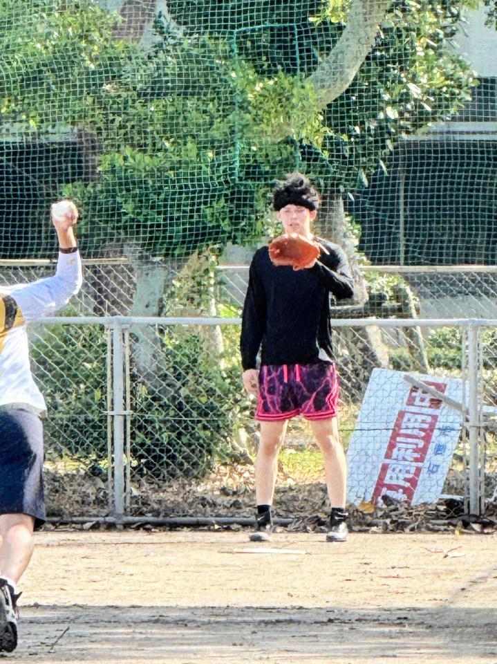 　休日返上でキャッチボールする佐々木（提供写真）