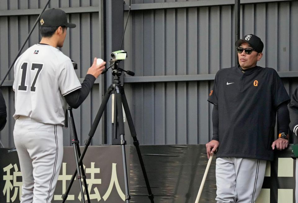 　ブルペンで西舘（左）と話をする巨人・阿部監督