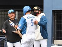 　２回、ソロを放った野村を出迎える新庄監督（撮影・佐々木彰尚）