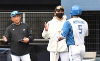 　２回、ソロを放った野村を出迎える新庄監督（撮影・佐々木彰尚）