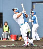 　２回、野村は左中間にソロを放つ（撮影・佐々木彰尚）