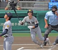 　決勝の１回、先制ソロを放つ慶応・丸田湊斗（２３年８月撮影）