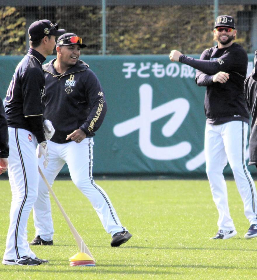 　キャンプに合流したオリックス・セデーニョ（左から２人目）。右はトーマス