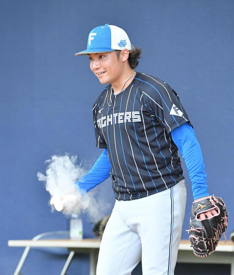 　ロジンバッグを手にする伊藤（撮影・佐々木彰尚）