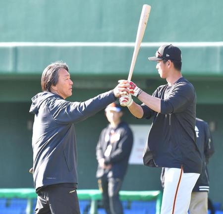 　秋広（右）に打撃指導する松井秀喜臨時コーチ（撮影・西岡正）