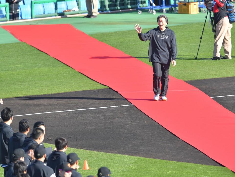 　レッドカーペットを歩いて登場する松井秀喜臨時コーチ（撮影・西岡正）