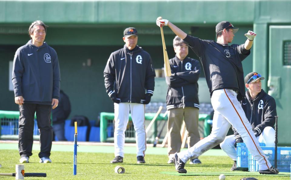 　松井臨時コーチ（左）の前でティー打撃を行う秋広（右）＝撮影・西岡正