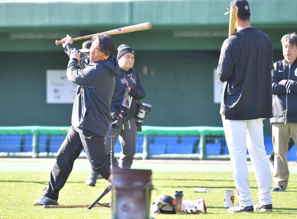 　秋広（右）にお手本を見せる松井秀喜臨時コーチ（撮影・西岡正）