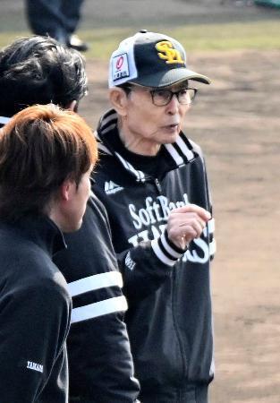 　練習を見守るソフトバンクの王球団会長＝宮崎