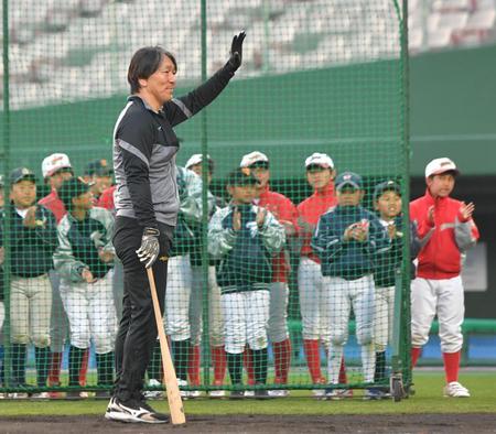 　バッティング披露を終え、手を挙げる松井秀喜臨時コーチ（撮影・西岡正）