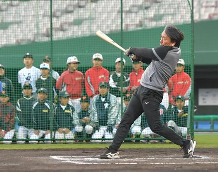 　野球教室でバッティングを披露する松井秀喜臨時コーチ（撮影・西岡正）