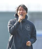 　試合前にあいさつする松井臨時コーチ（撮影・西岡正）