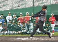 　野球教室でバッティングを披露する松井秀喜臨時コーチ（撮影・西岡正）