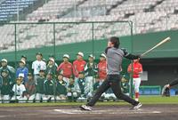 　野球教室でバッティングを披露する松井秀喜臨時コーチ（撮影・西岡正）