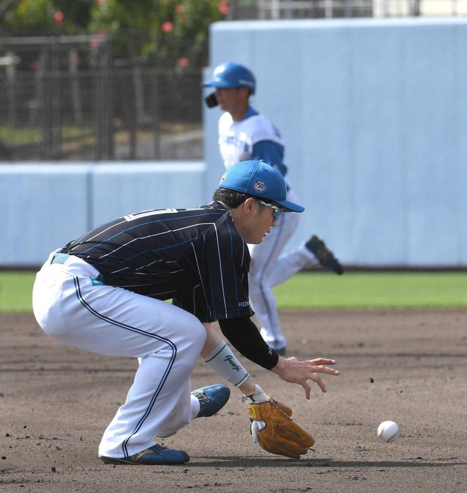 　２回、伏見の三ゴロを処理する郡司（撮影・佐々木彰尚）