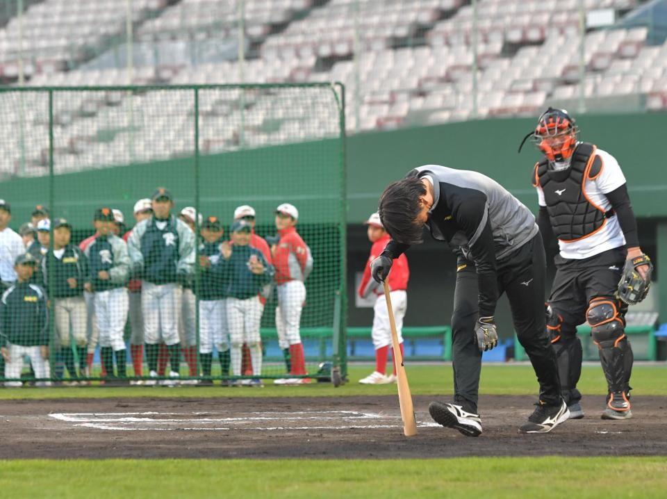 　思ったように打球が伸びず、ガッカリする松井秀喜臨時コーチ（撮影・西岡正）