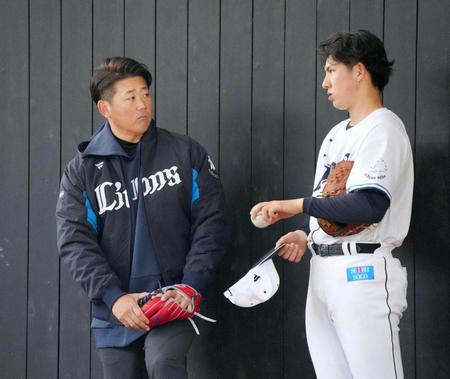 　ブルペンで投球練習を終えた武内（右）と話す松坂臨時コーチ